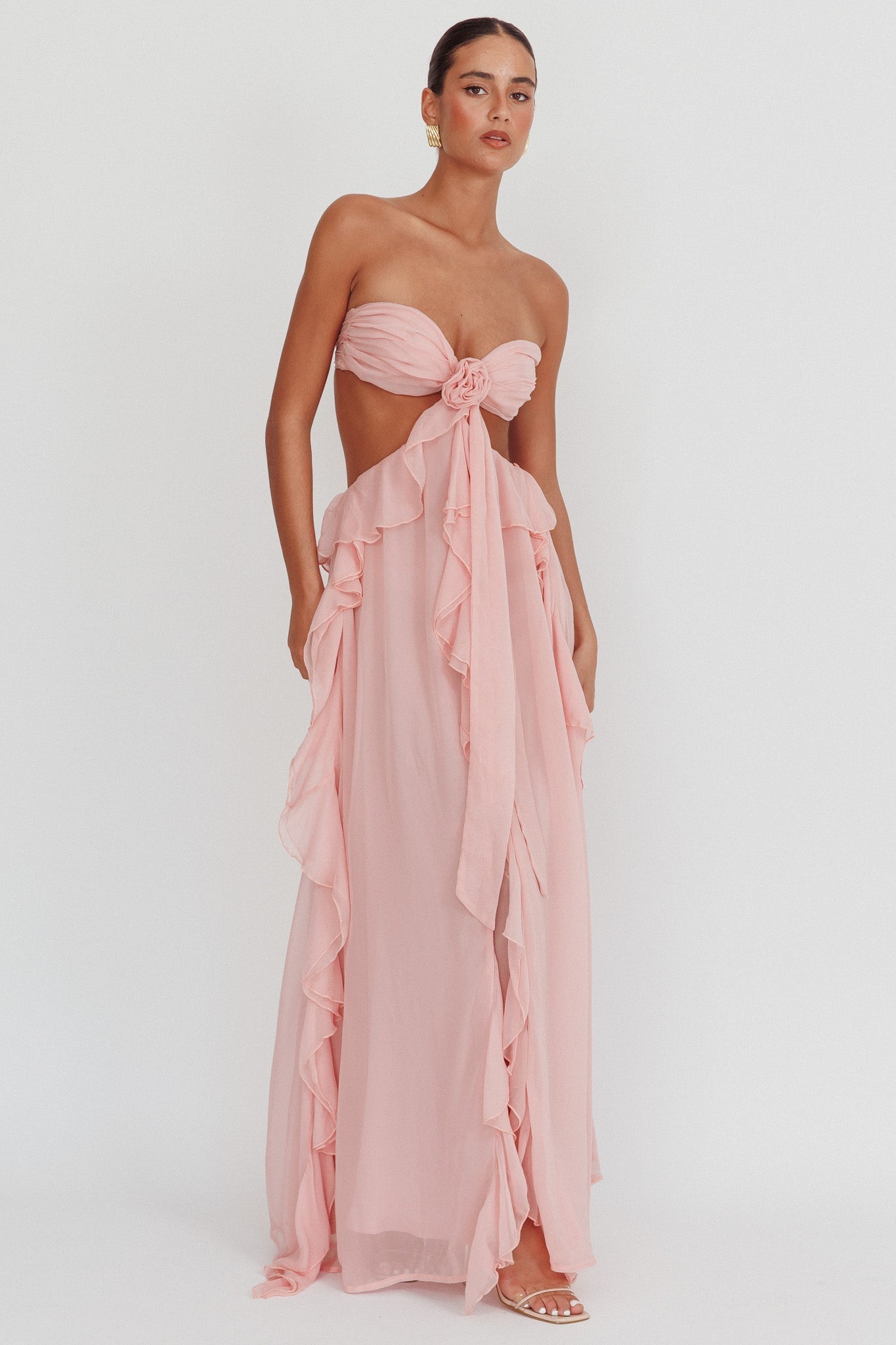 Abito Lungo Senza Spalline – Cut-Out e Balze Fluttuanti