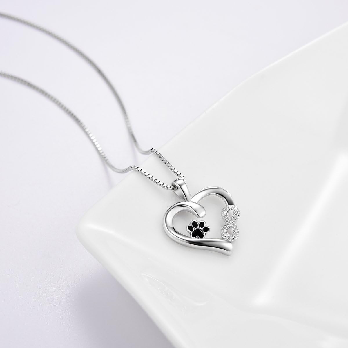 Collana con ciondolo a forma di zampa e cuore con charm infinito