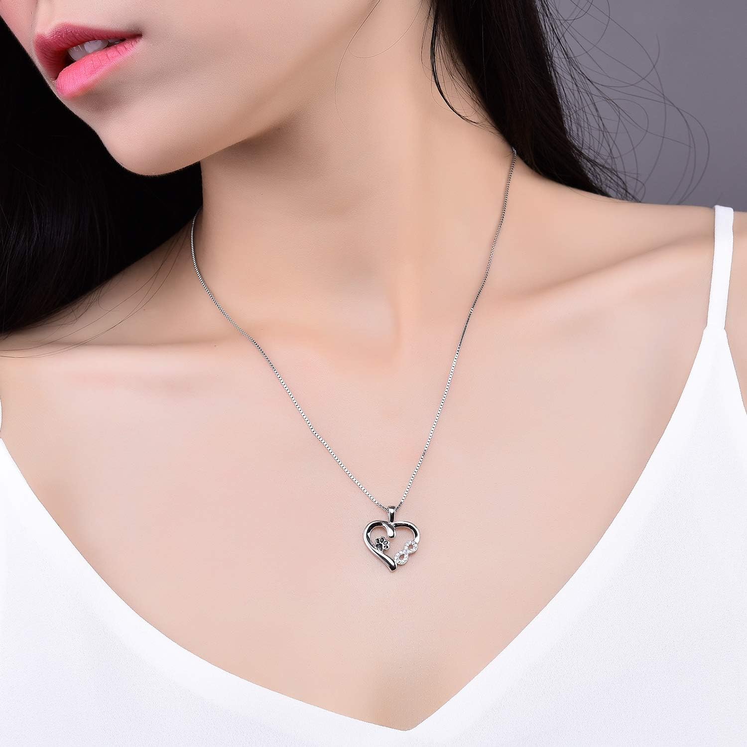 Collana con ciondolo a forma di zampa e cuore con charm infinito