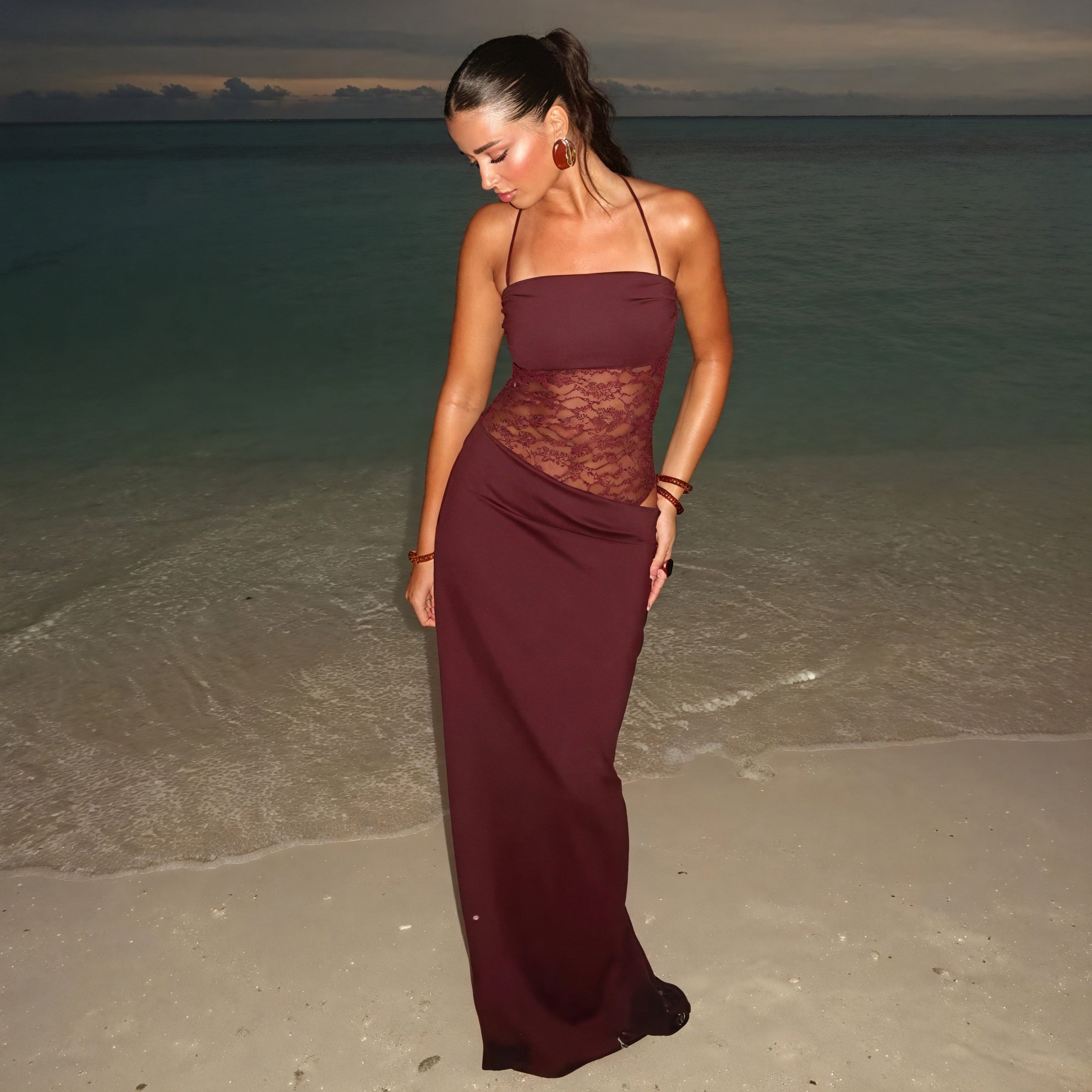Abito Lungo Elegante con Dettagli in Pizzo