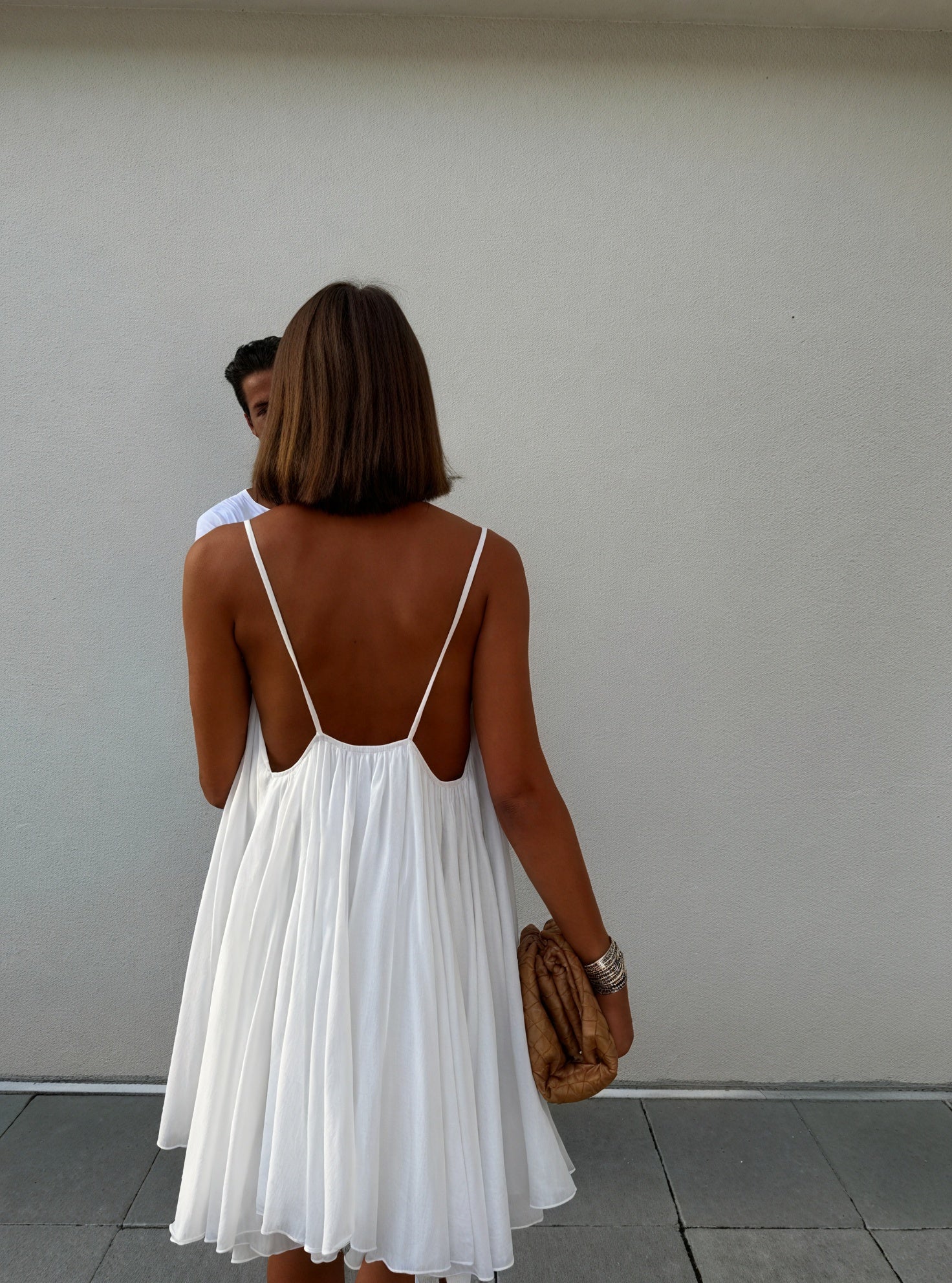 Abito Fluido con Spalline Sottili e Scollo a V