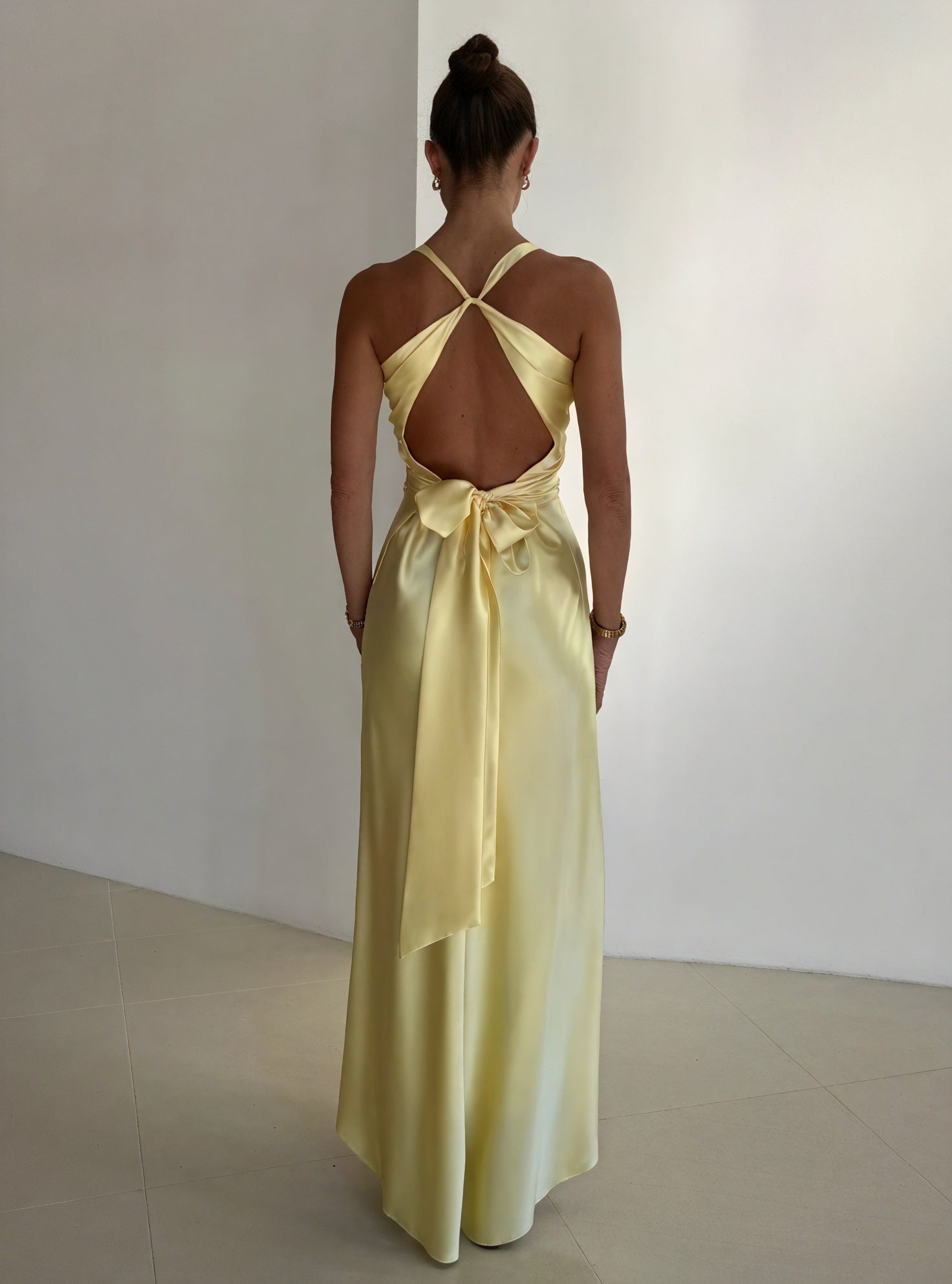 Eleganza Fluttuante: Abito con Schiena Scultorea