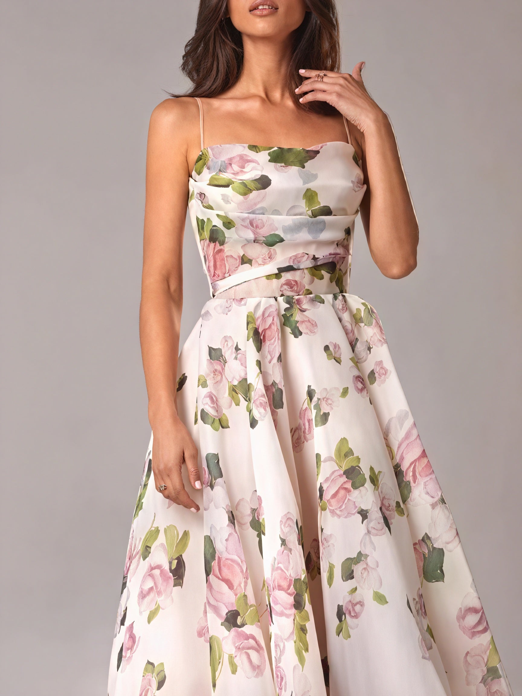 Abito Floreale Midi: Un Sogno di Eleganza Primaverile