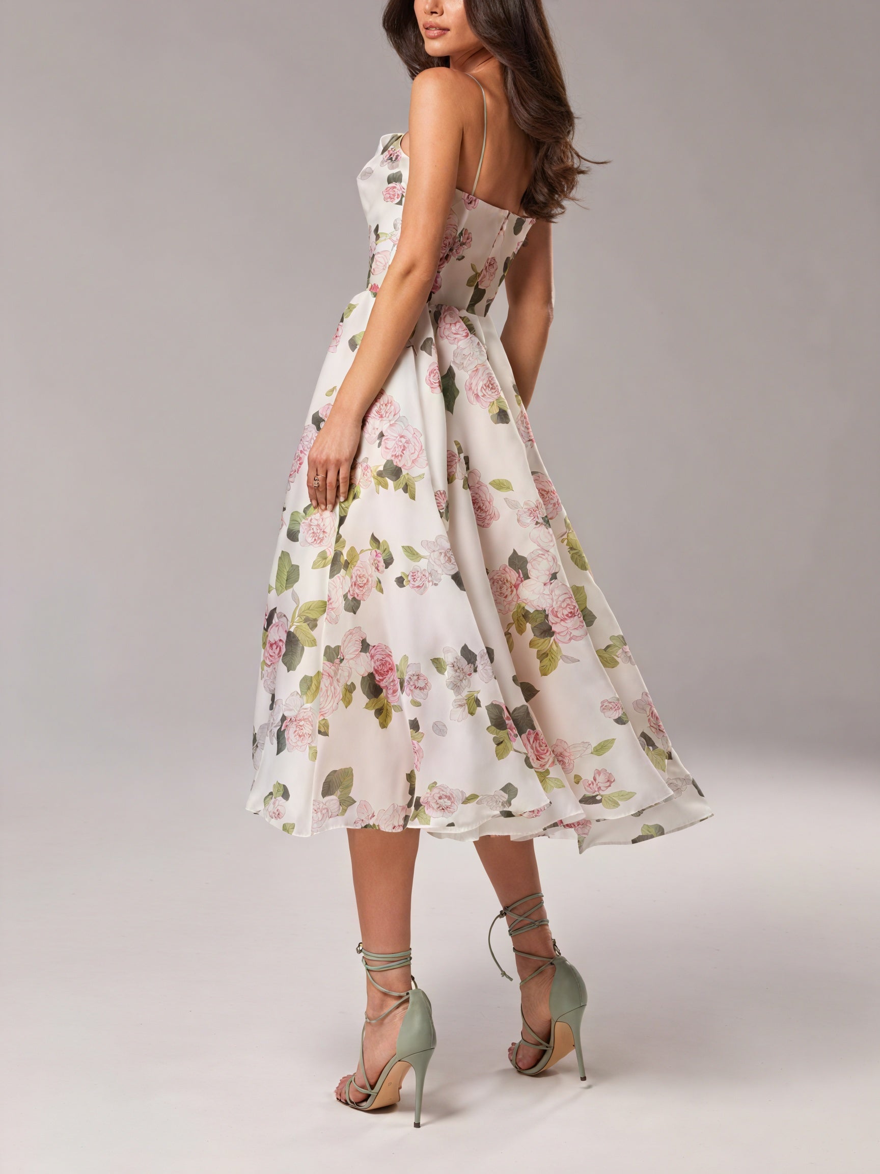 Abito Floreale Midi: Un Sogno di Eleganza Primaverile