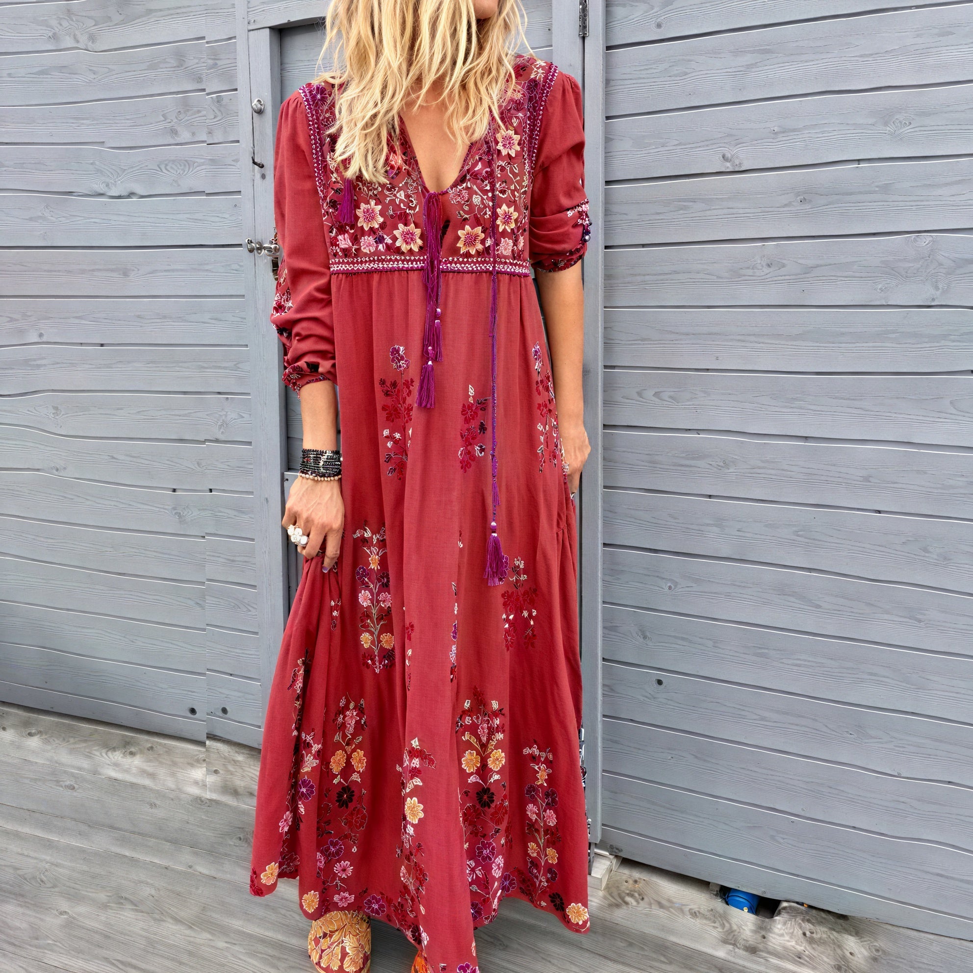 Abito Lungo con Ricami Floreali e Dettagli Bohemien