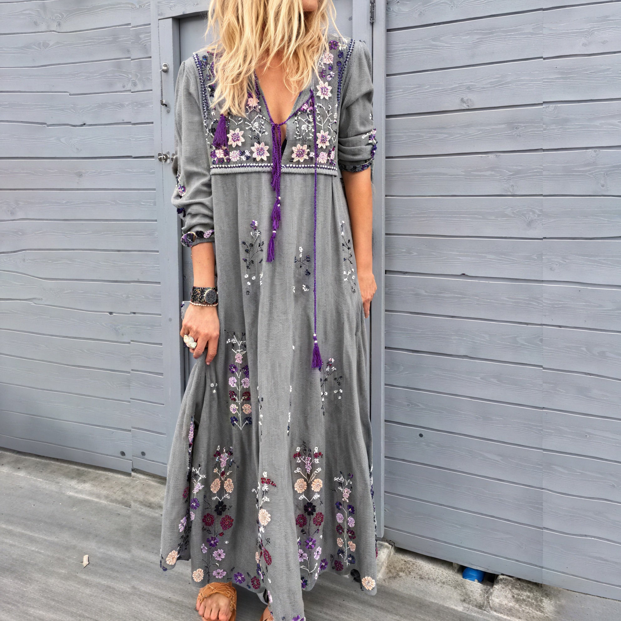 Abito Lungo con Ricami Floreali e Dettagli Bohemien
