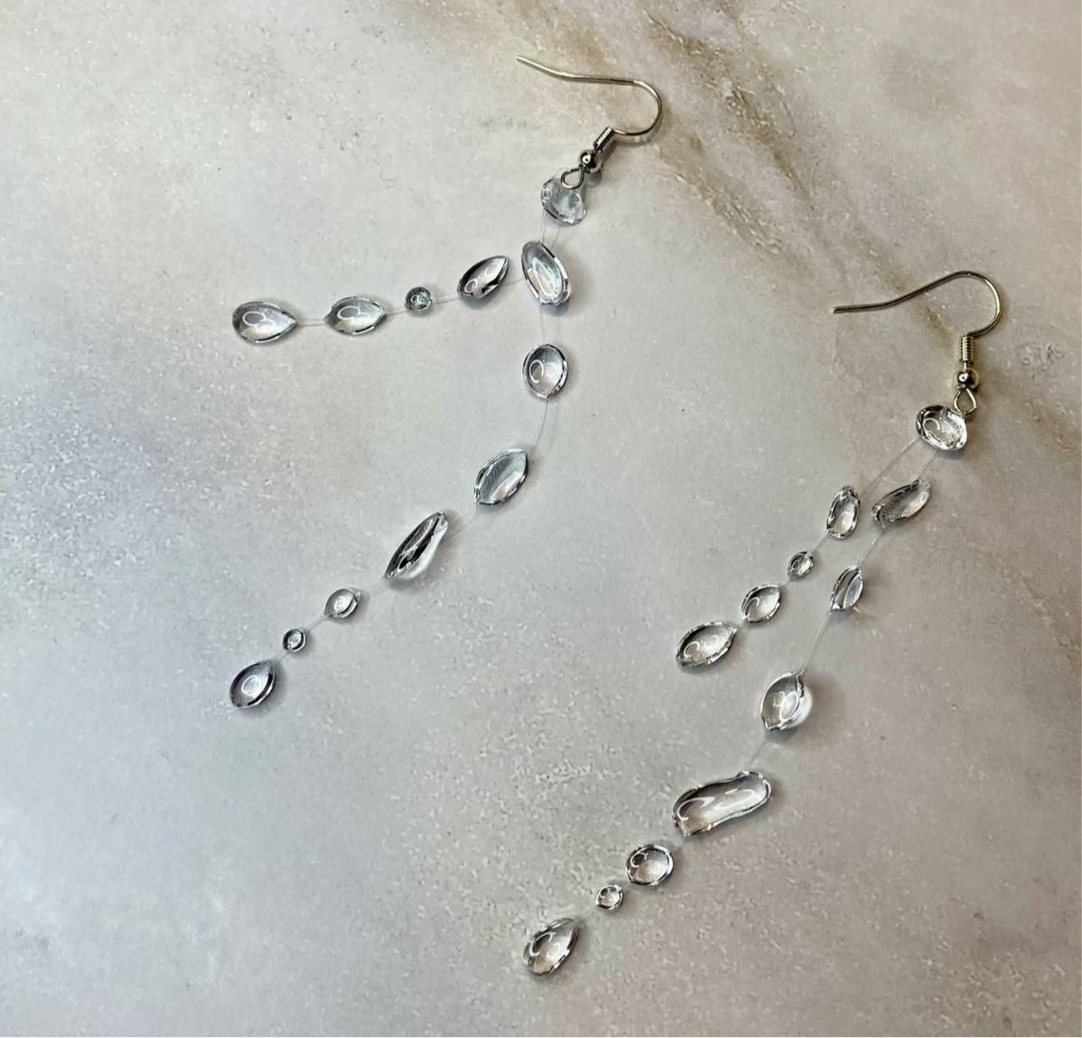 Orecchini a doppio filo a goccia d'acqua