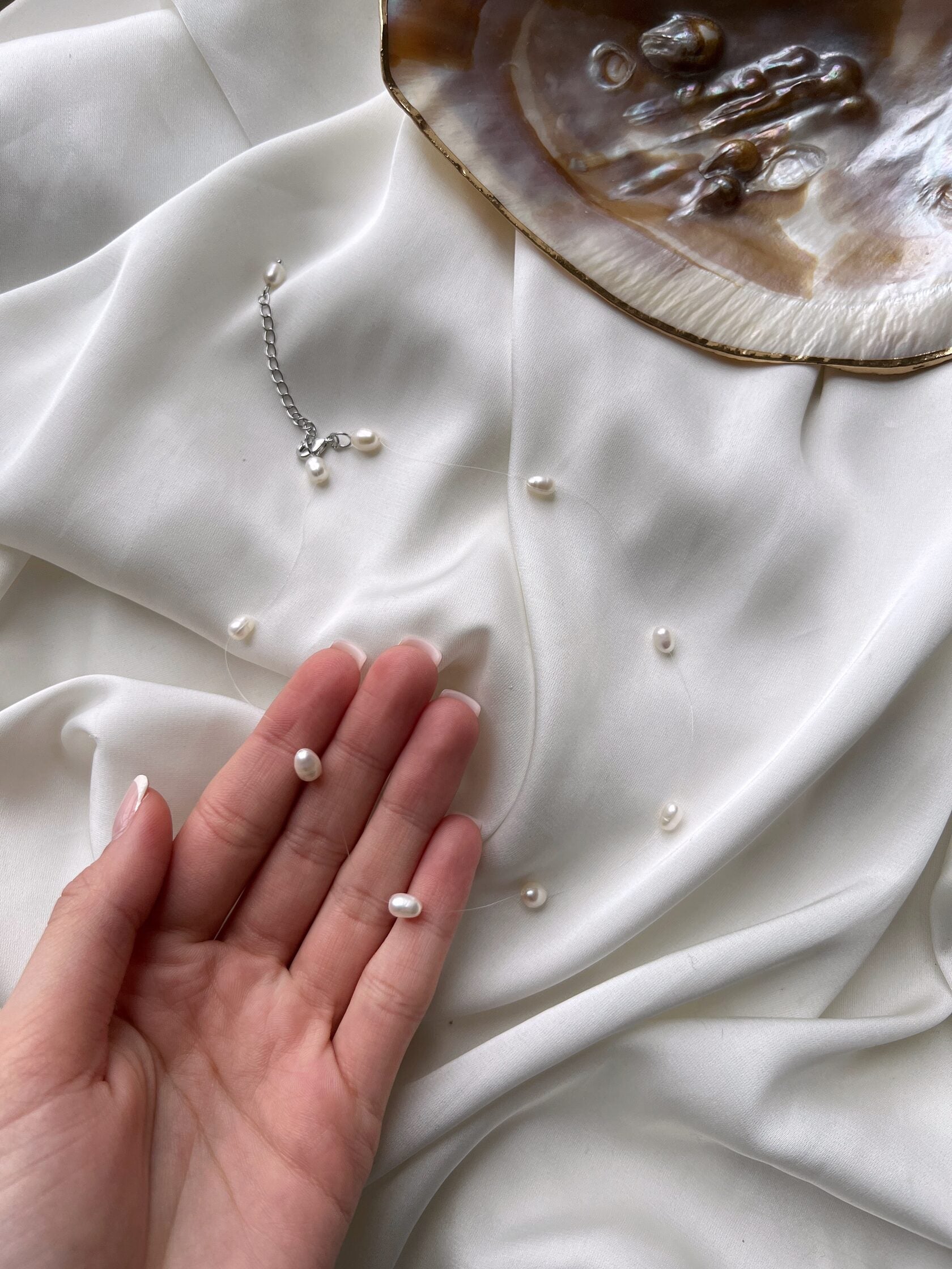Collana di perle galleggianti
