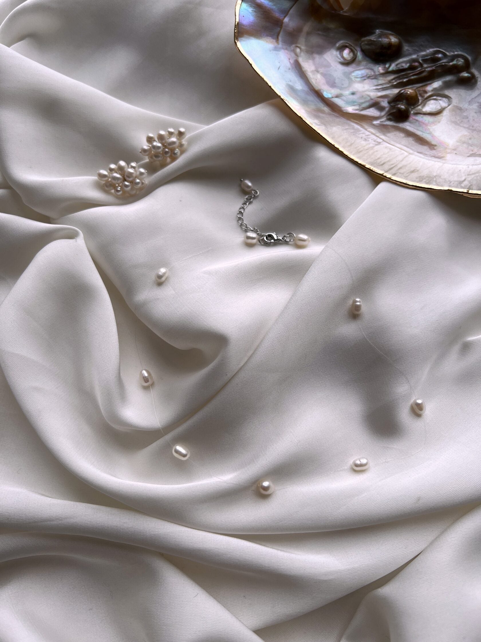 Collana di perle galleggianti