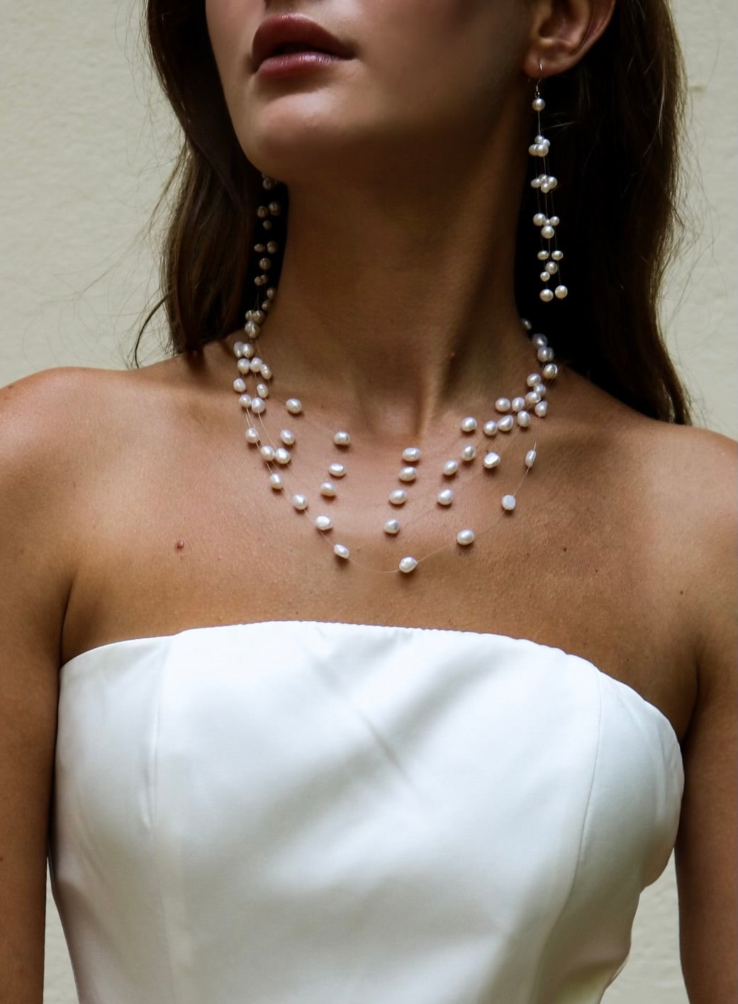 Collana di perle stratificate con effetto invisibile