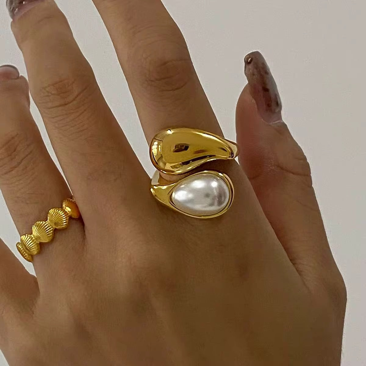 Anello avvolgente con perla