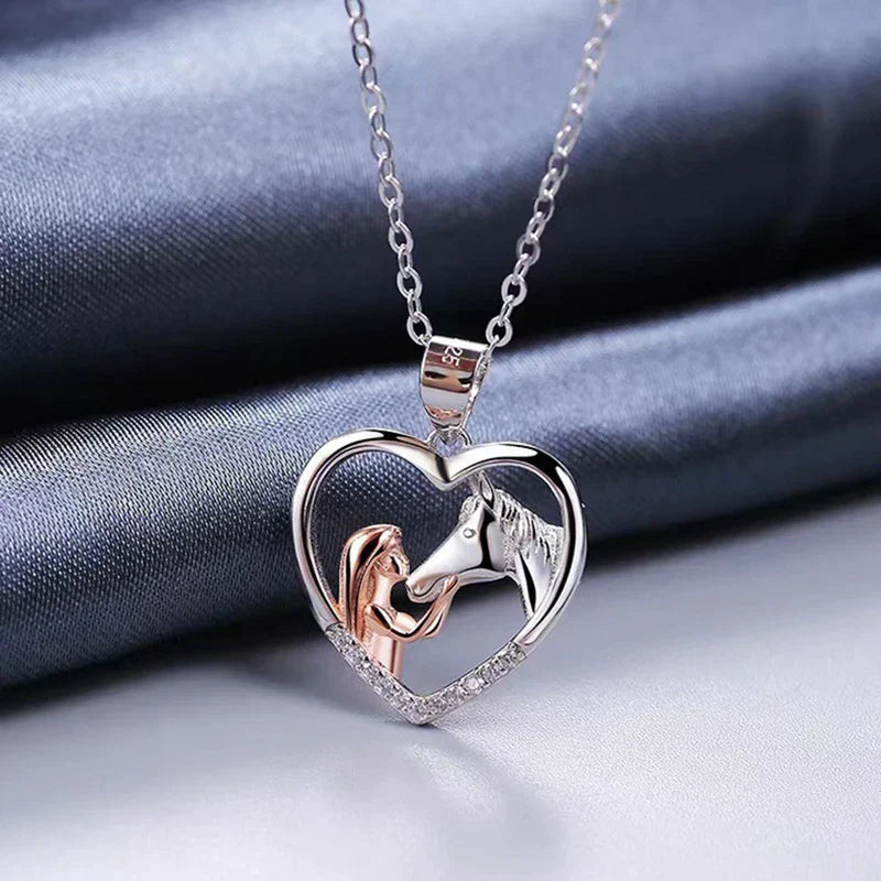 Bellissima collana con zirconi a forma di cuore e cavallo