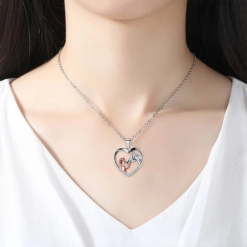 Bellissima collana con zirconi a forma di cuore e cavallo