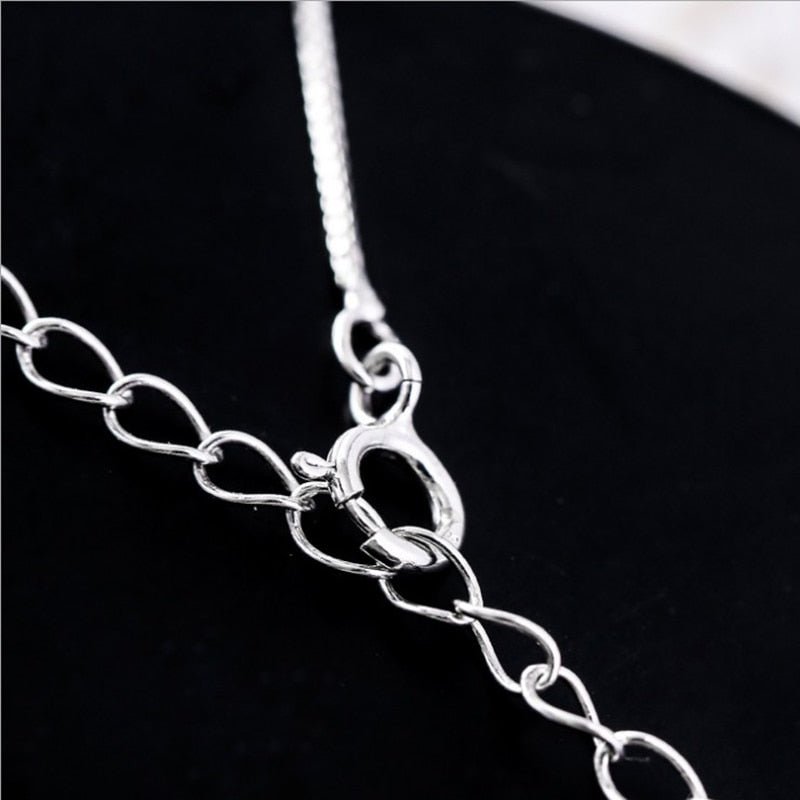 Collana elegante con luna crescente e gatto