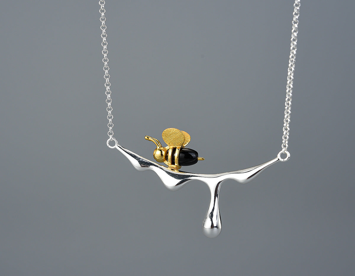 Collana con miele che gocciola e ape
