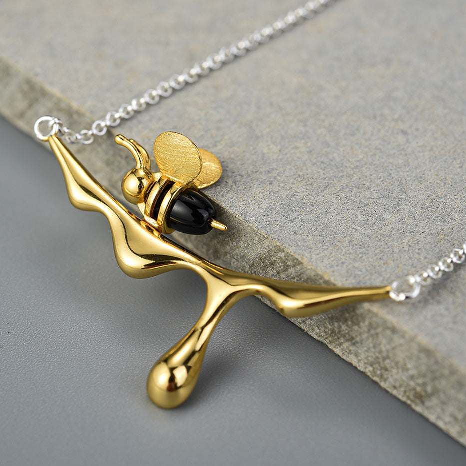 Collana con miele che gocciola e ape