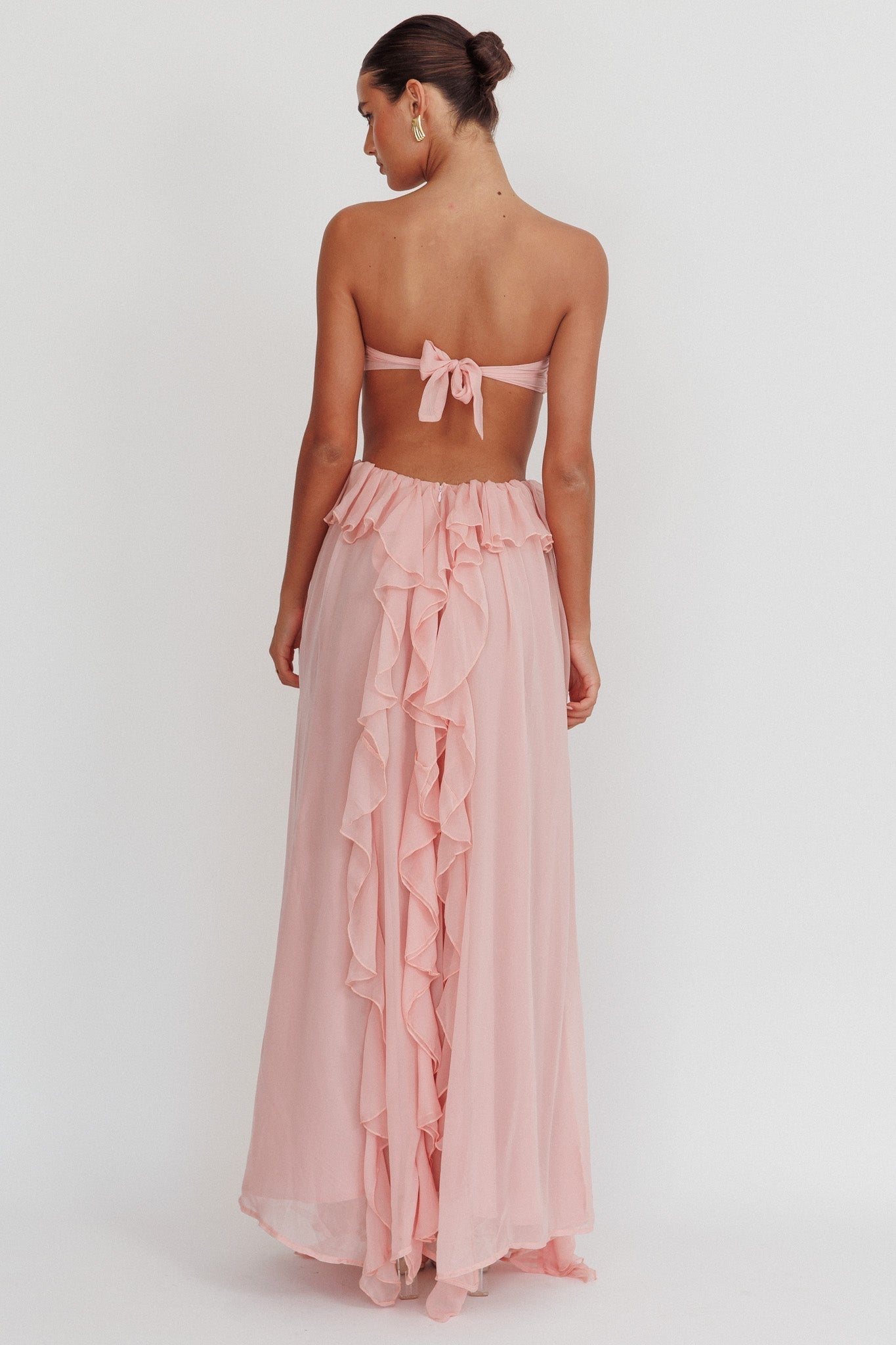 Abito Lungo Senza Spalline – Cut-Out e Balze Fluttuanti