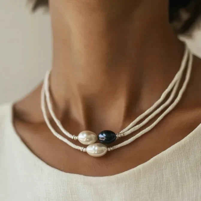 Collana vintage in bianco e nero con perle