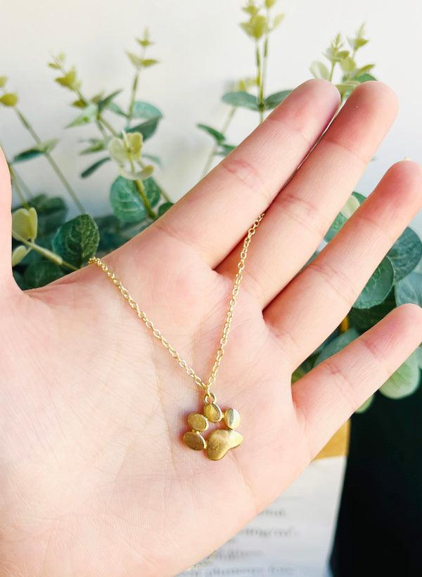Collana placcata oro con ciondolo a forma di zampa