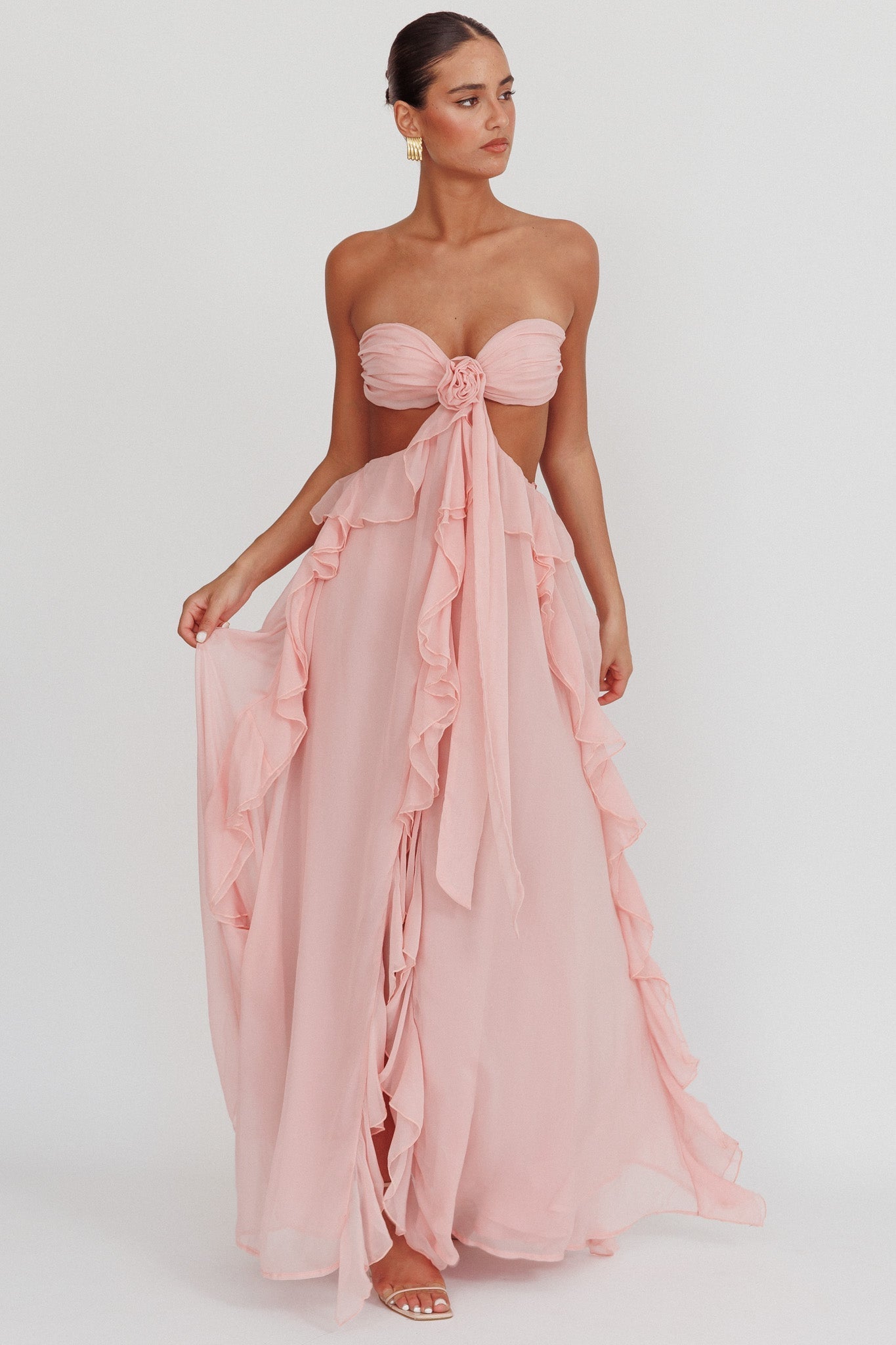 Abito Lungo Senza Spalline – Cut-Out e Balze Fluttuanti