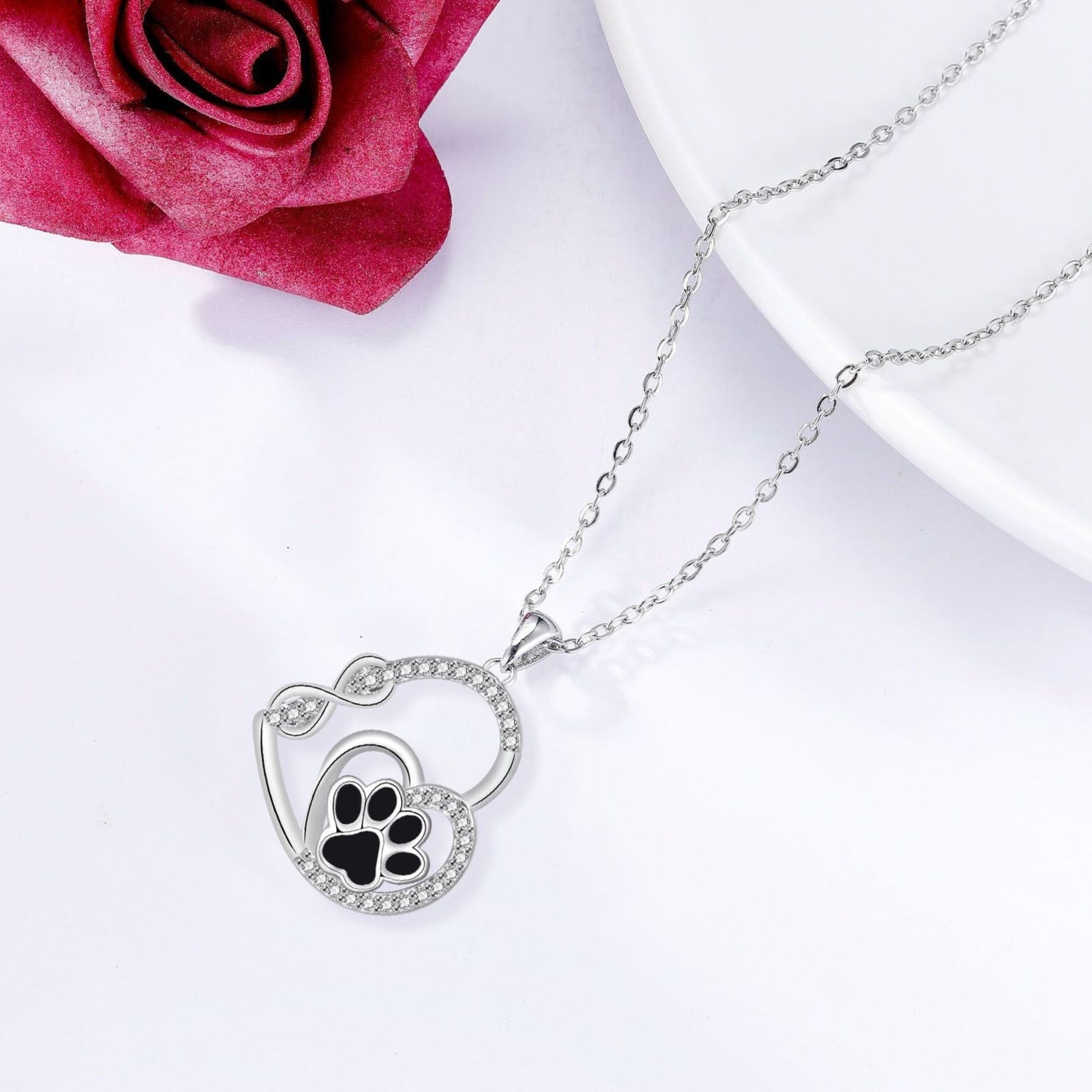 Collana con pendente a forma di doppia impronta di zampa d'amore infinito