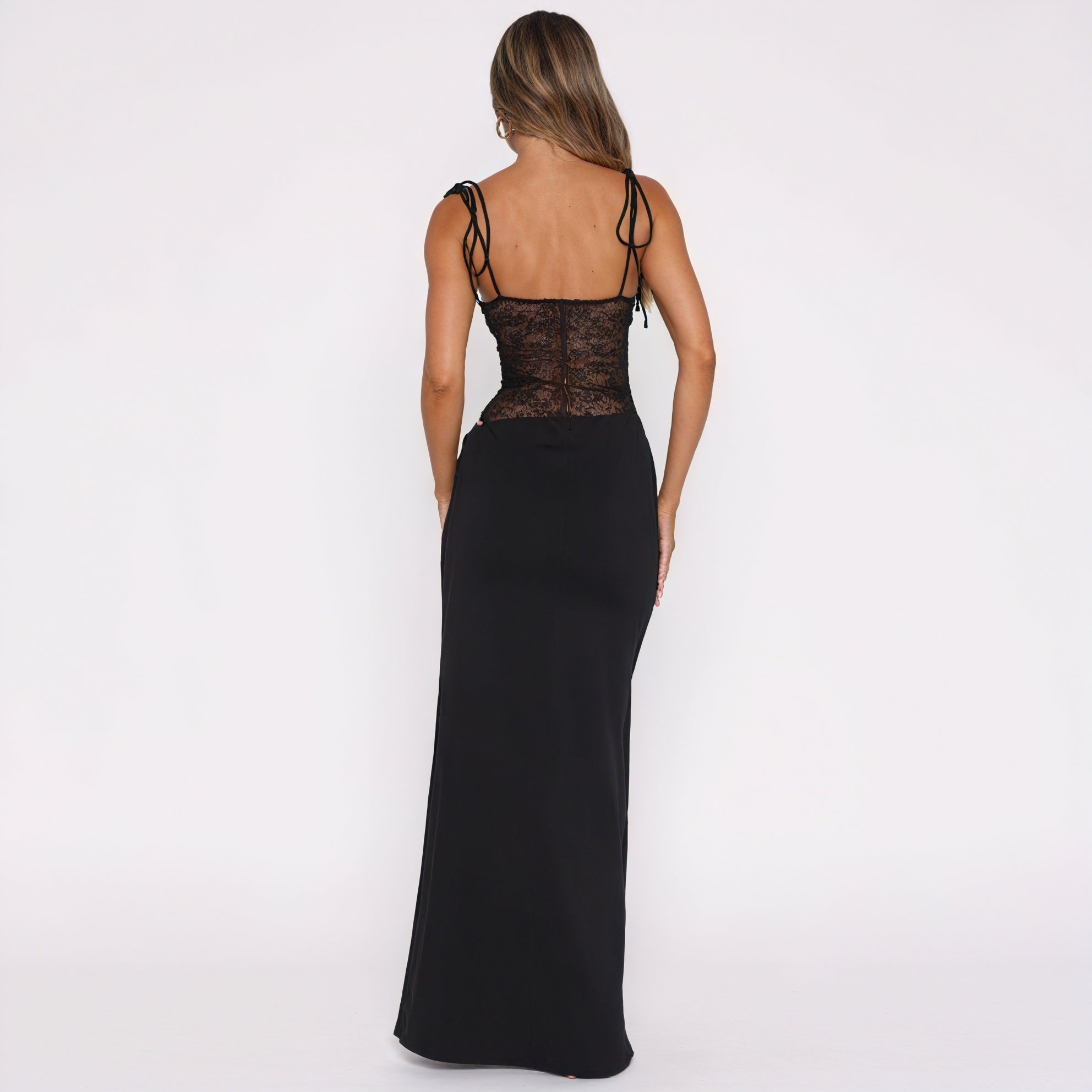 Abito Lungo Elegante con Dettagli in Pizzo