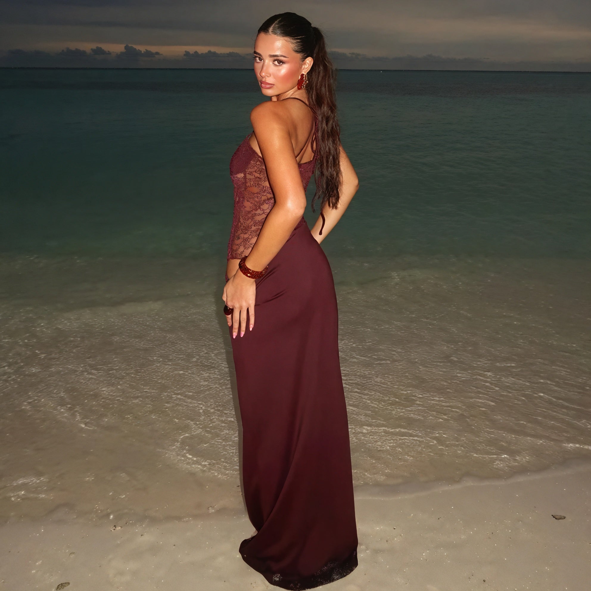 Abito Lungo Elegante con Dettagli in Pizzo