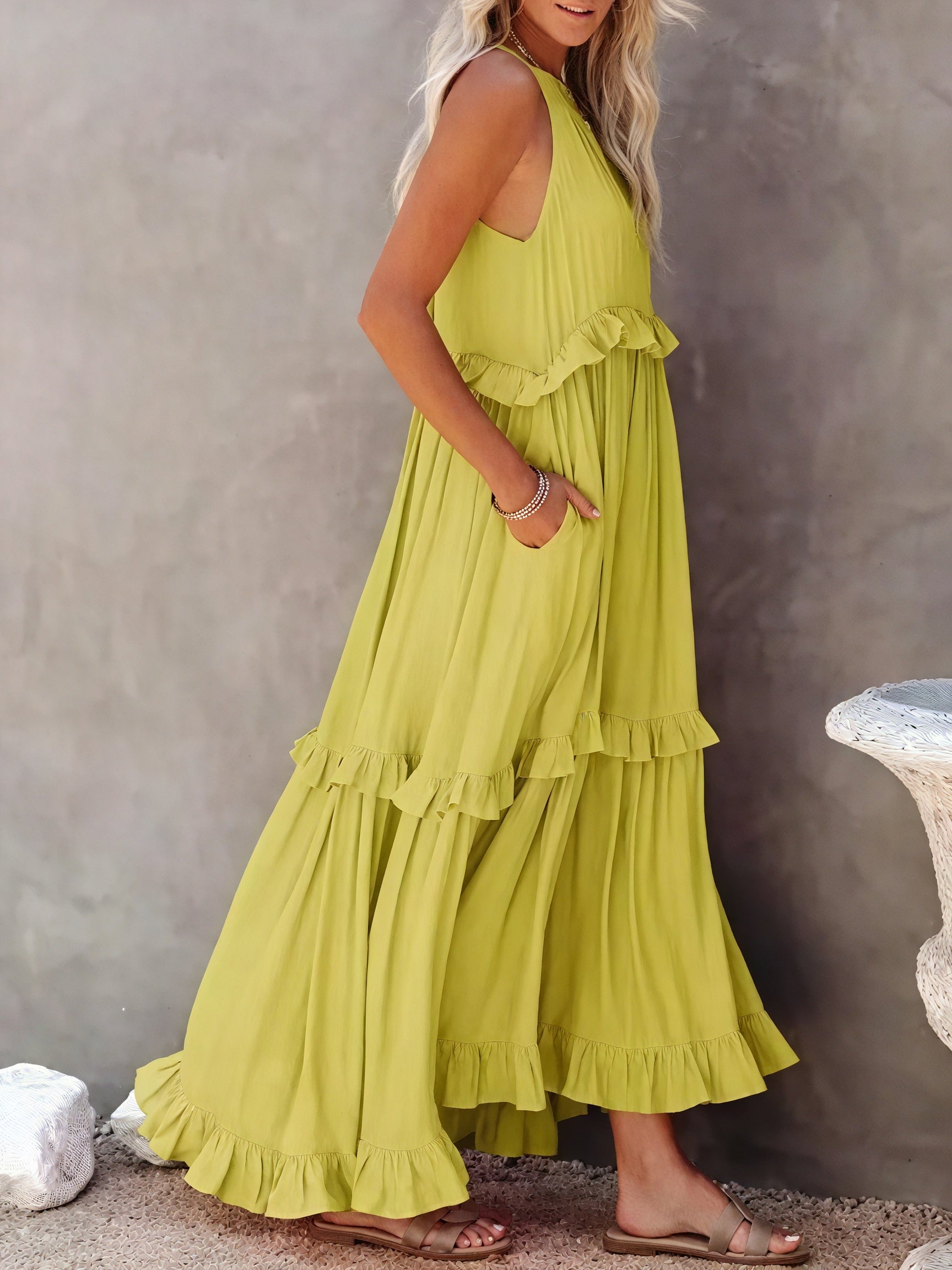 Abito Maxi Fluido con Scollo All'Americana e Dettagli Volant