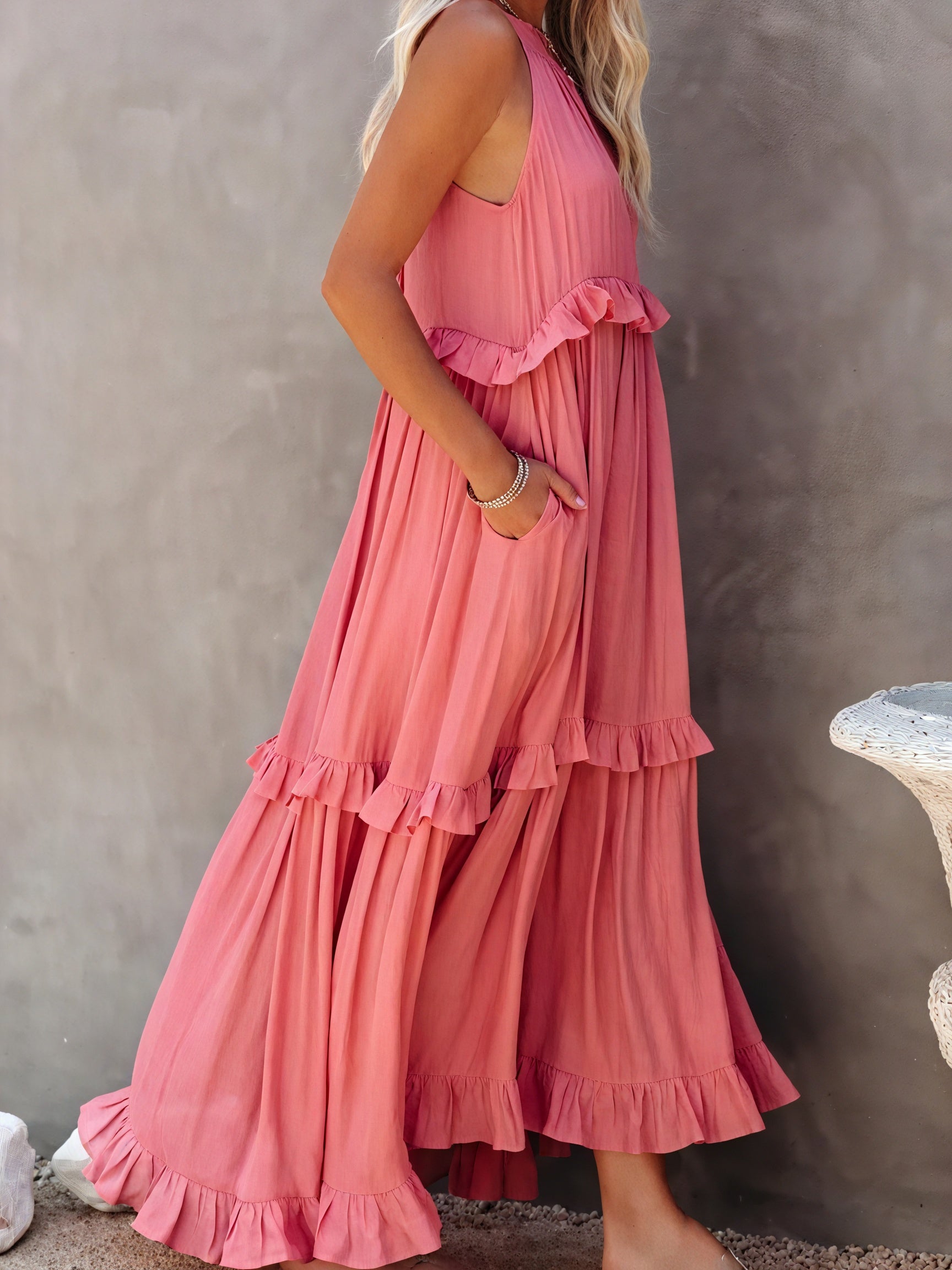 Abito Maxi Fluido con Scollo All'Americana e Dettagli Volant