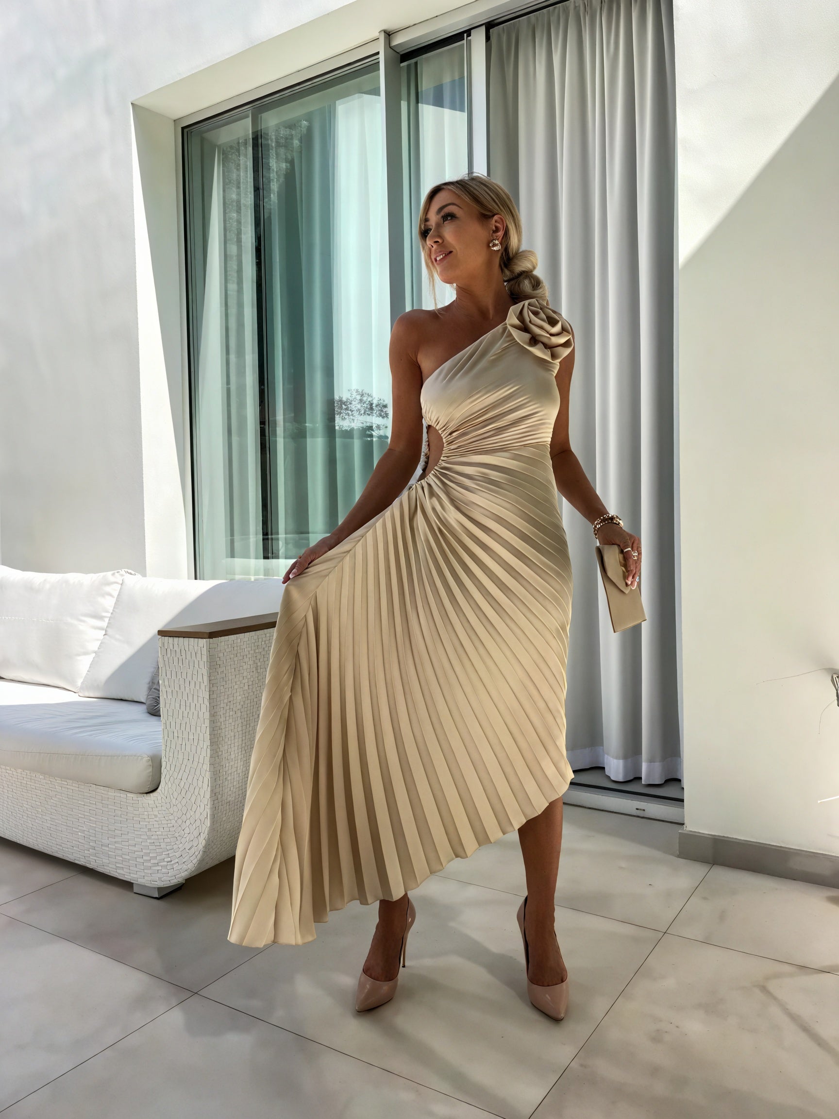 Abito Monospalla: Eleganza e Fascino Senza Tempo
