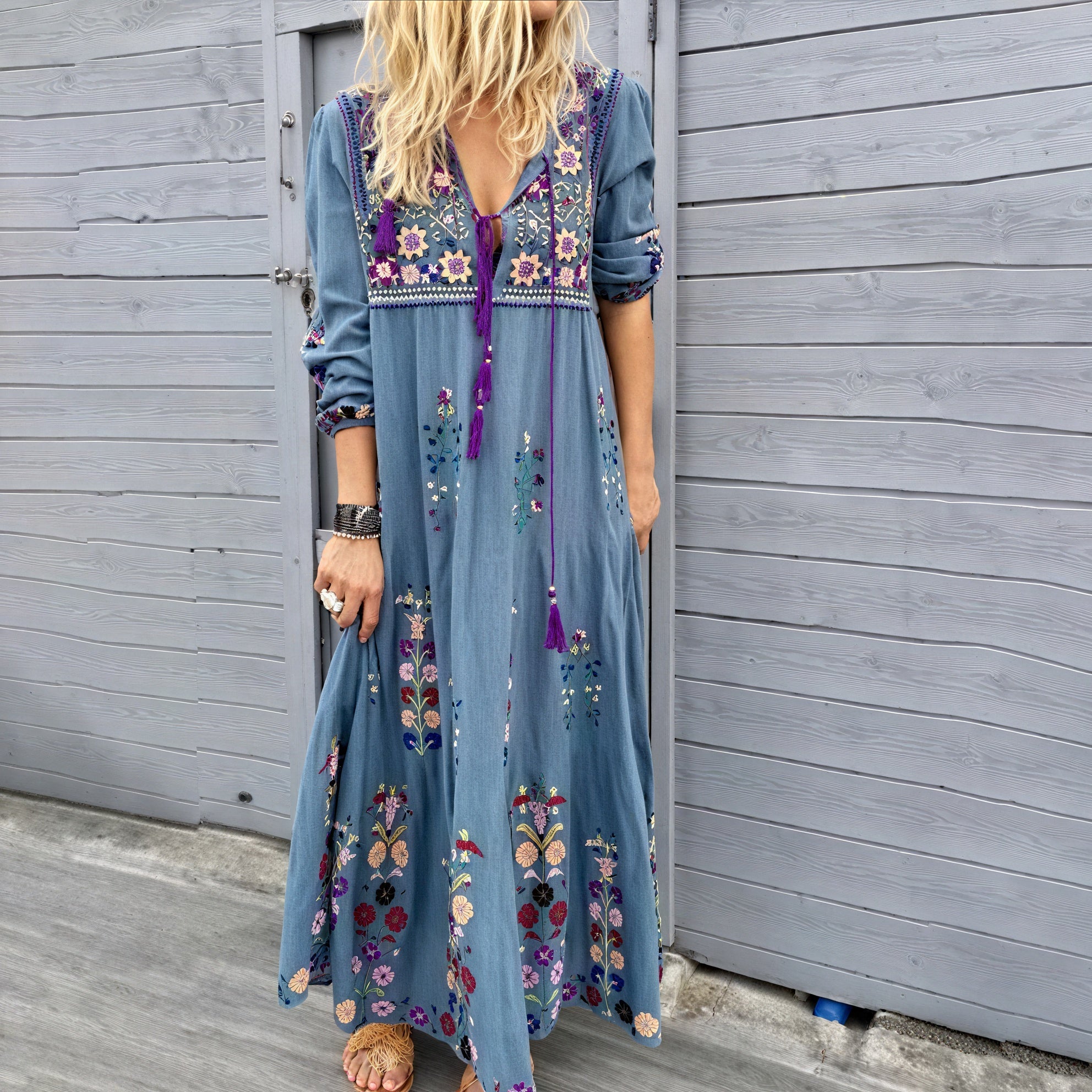 Abito Lungo con Ricami Floreali e Dettagli Bohemien