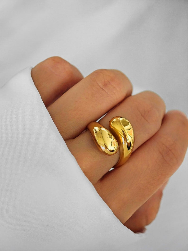 Anello a forma organica con doppia torsione