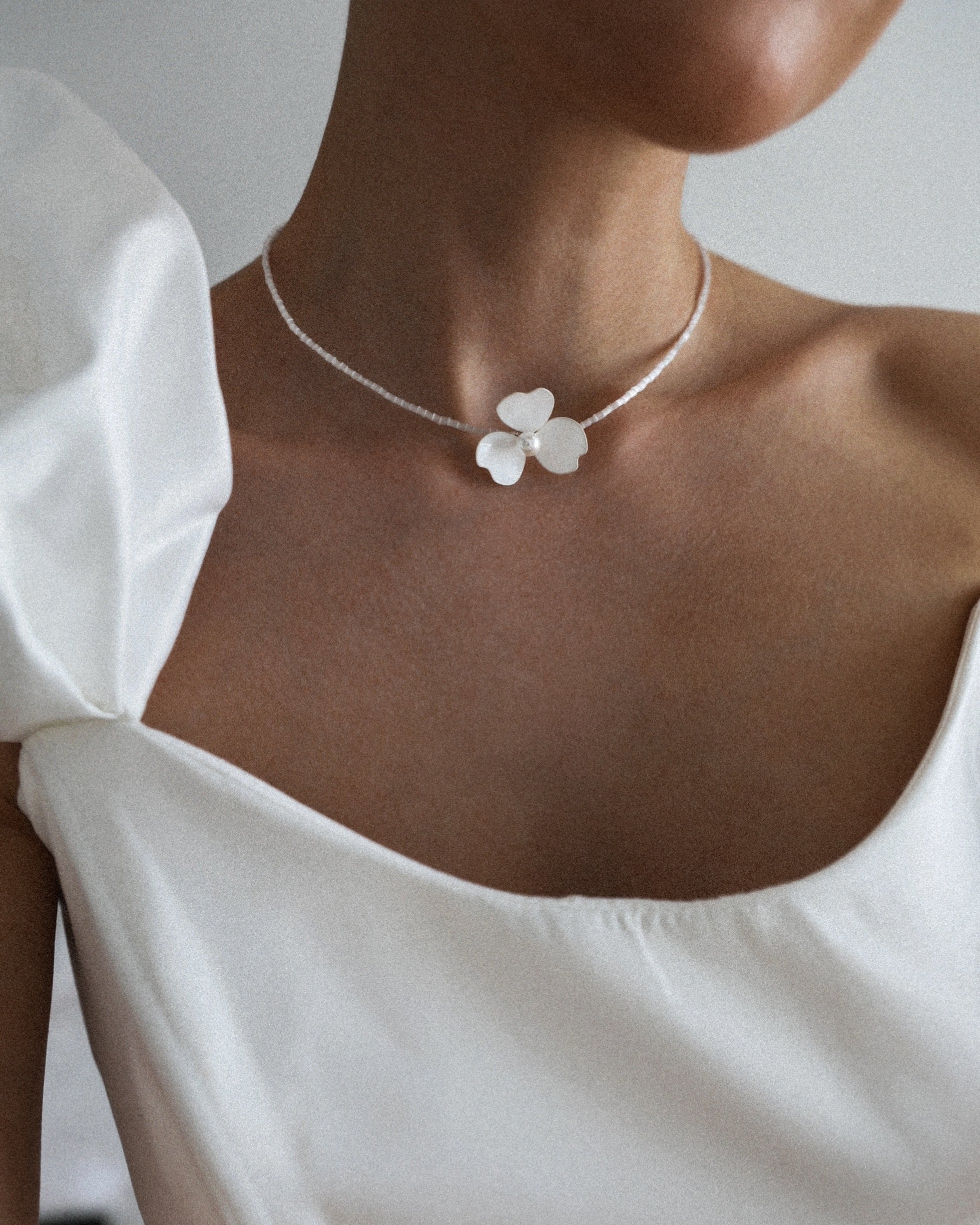 Collana con fiore galleggiante