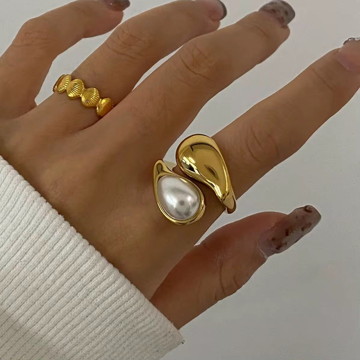 Anello avvolgente con perla