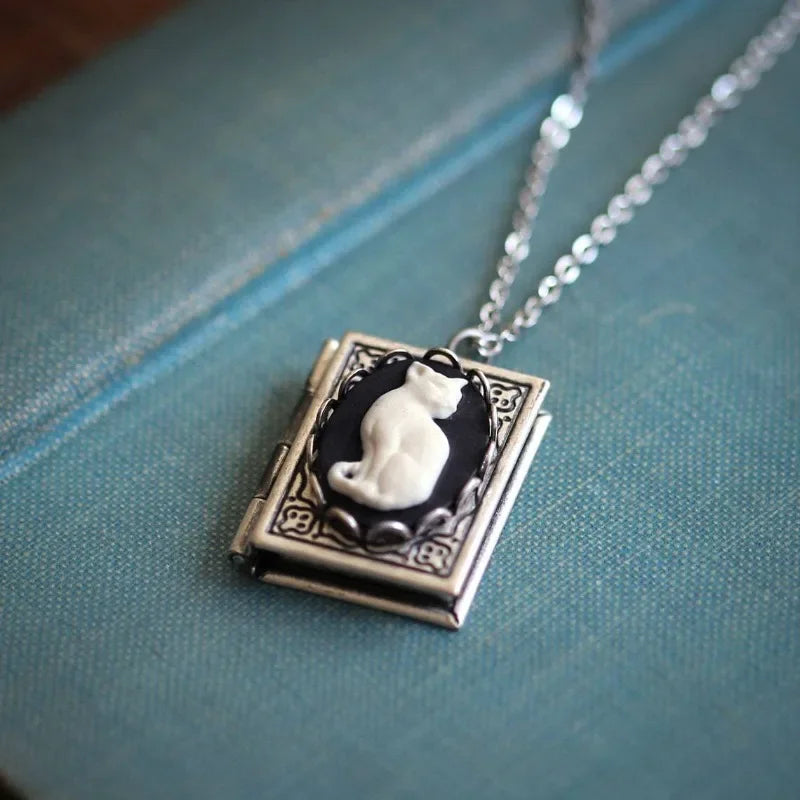 Collana con ciondolo libro vintage con gatto – Design con pagine rotanti