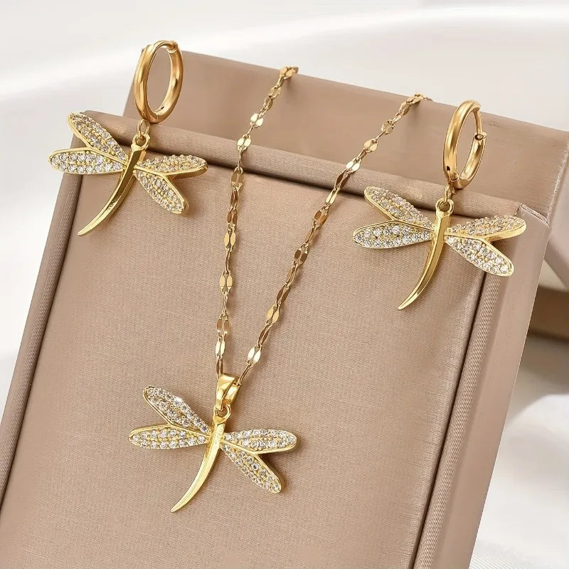 Collana con ciondolo a forma di libellula in oro con orecchini in omaggio
