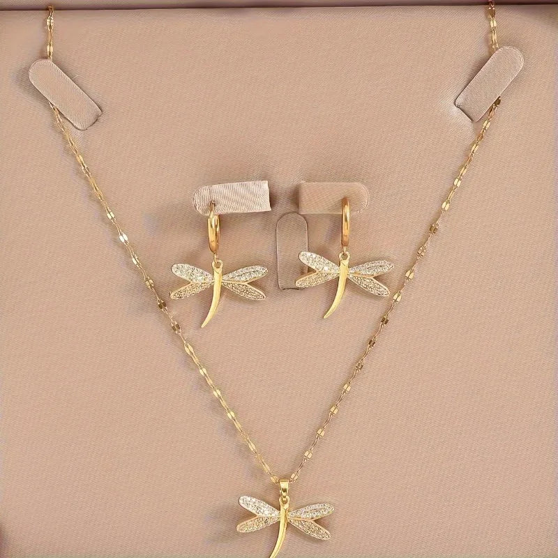 Collana con ciondolo a forma di libellula in oro con orecchini in omaggio
