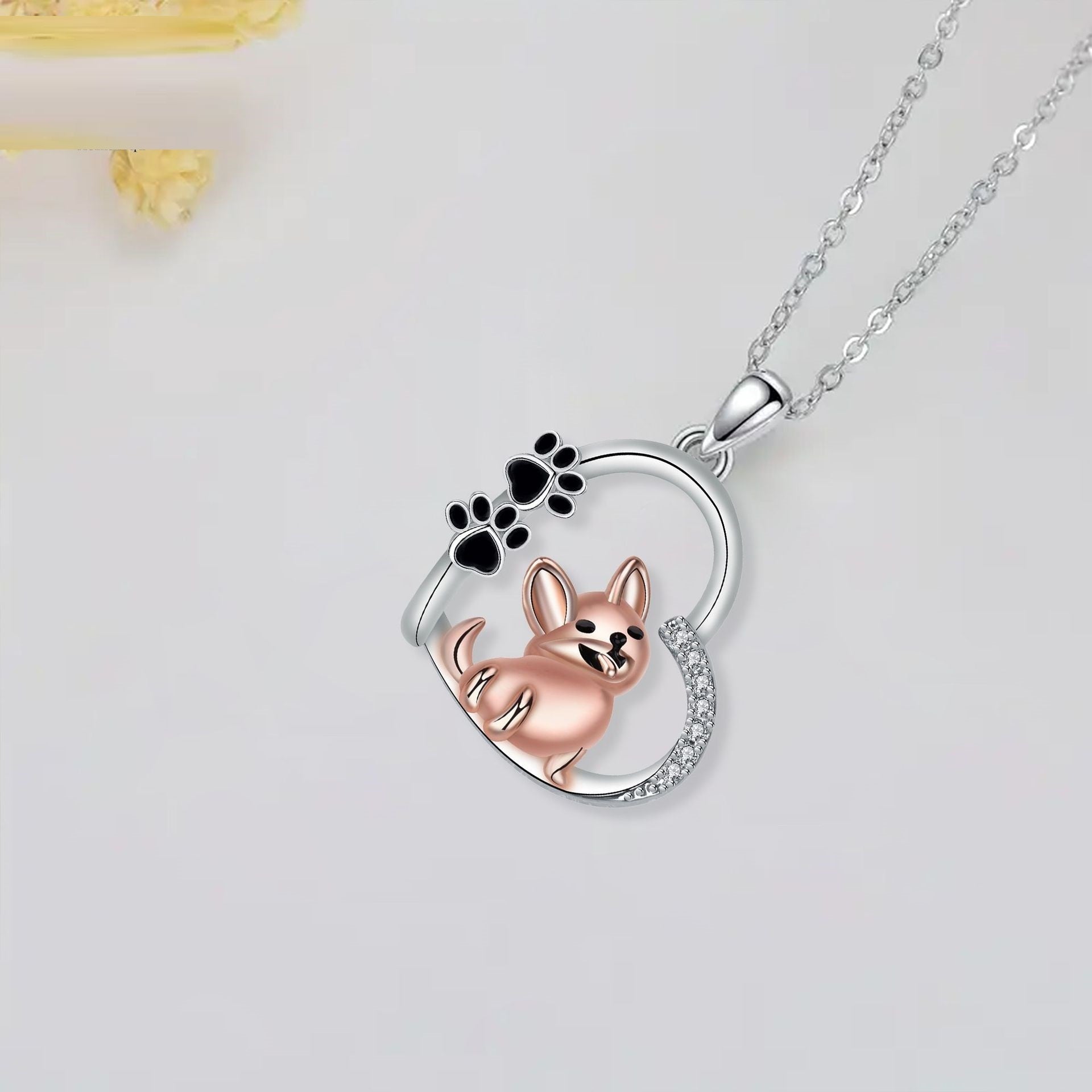 Graziosa collana con ciondolo a forma di cuore con cane