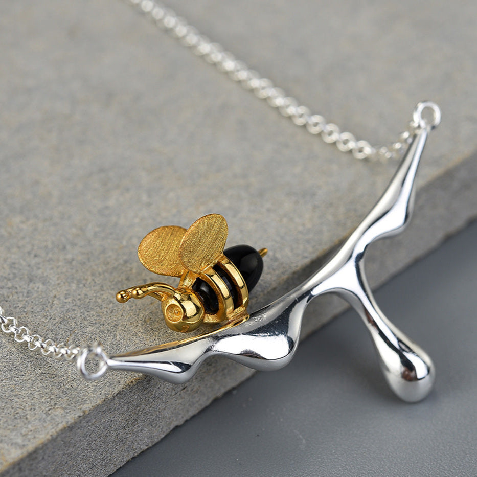 Collana con miele che gocciola e ape