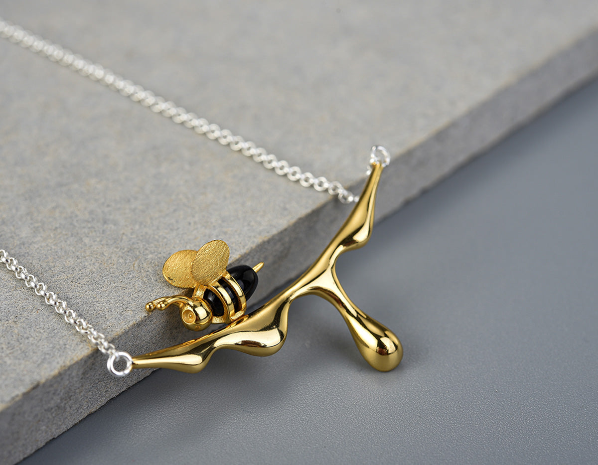 Collana con miele che gocciola e ape