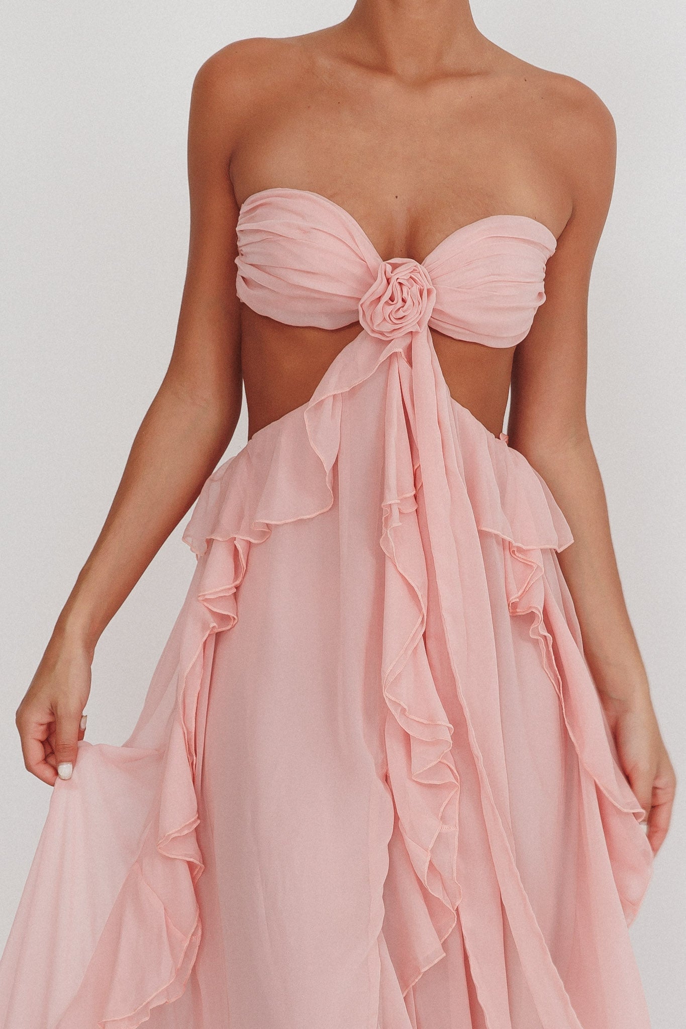 Abito Lungo Senza Spalline – Cut-Out e Balze Fluttuanti